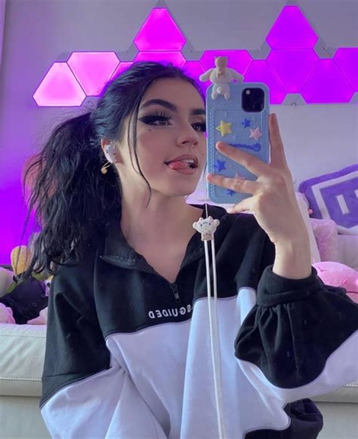 Aviva Sofia clicking a selfie