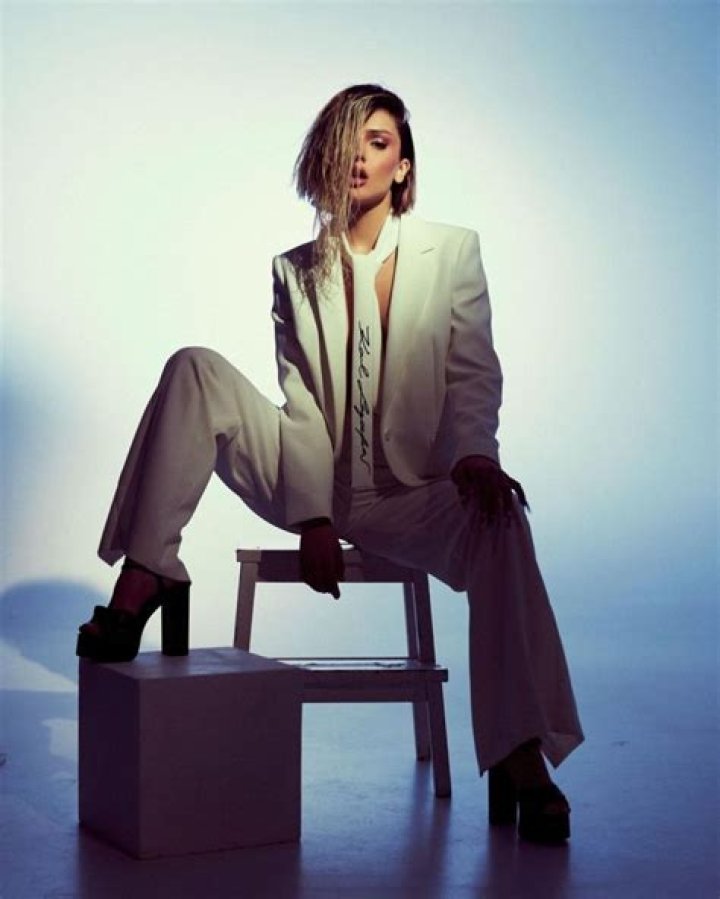 Dina Saeva posing