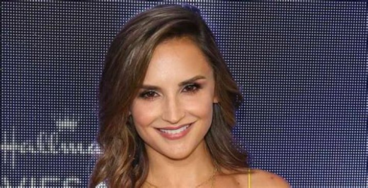 How tall is Rachael Leigh Cook